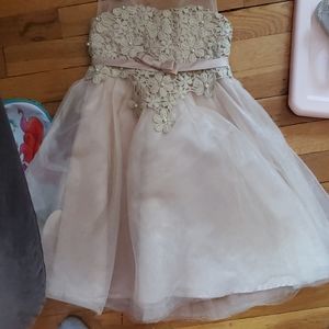 Girls dresses and clothes sizes 2 to 4t